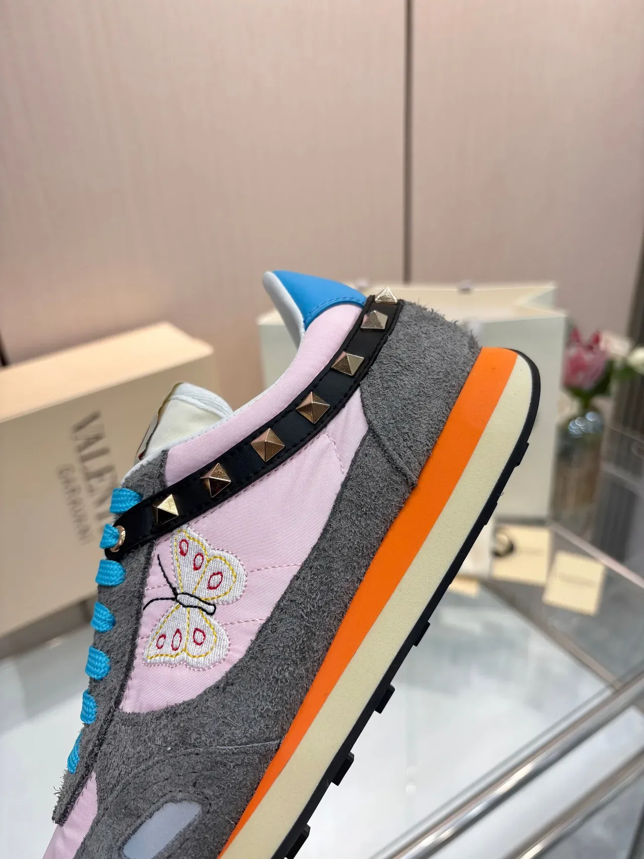 Valentino Rockstud Runner গোলাপি ধূসর সায়ন নারাঙ্গি লাইফস্টাইল স্নিকার 2