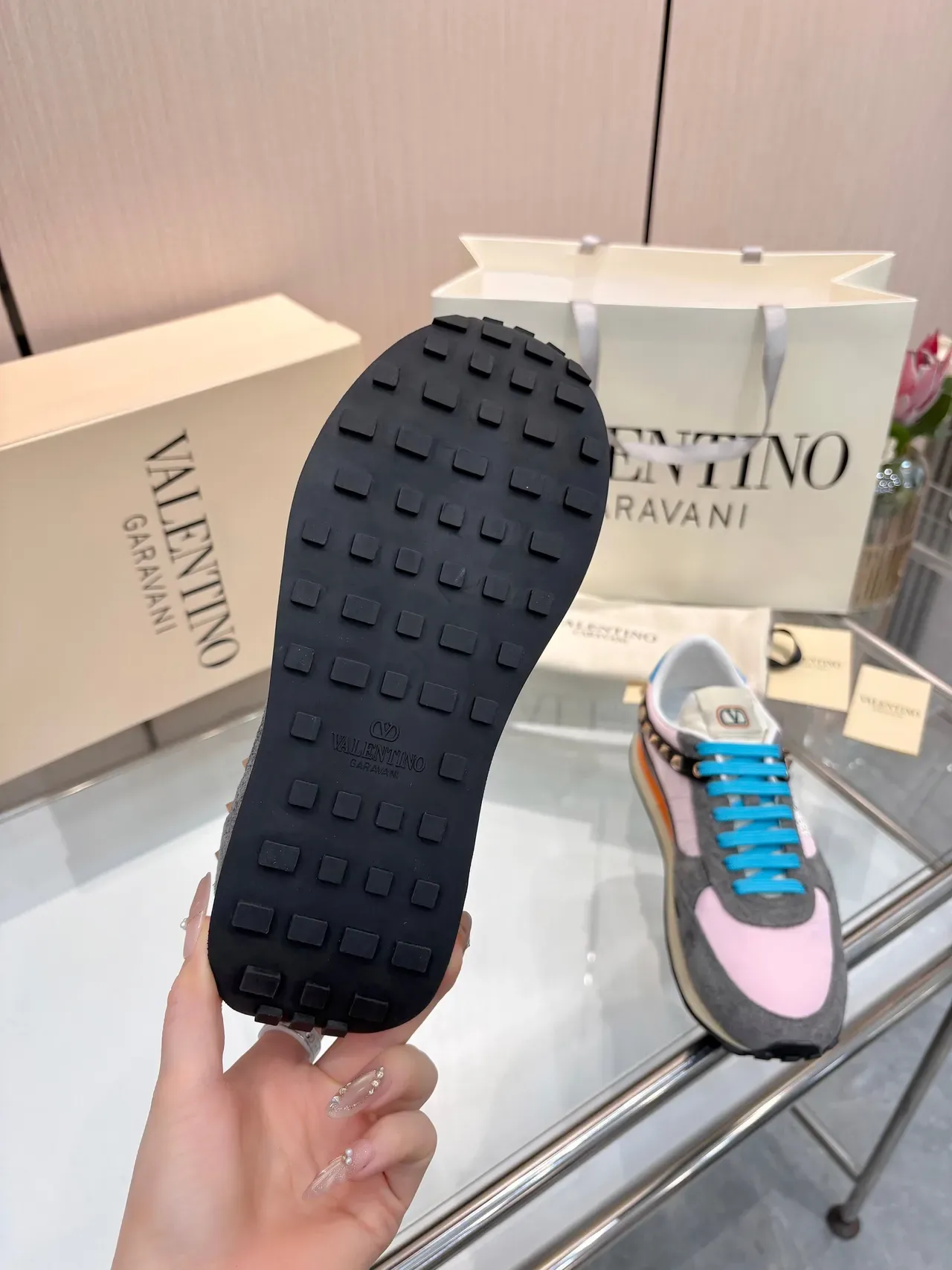 Valentino Rockstud Runner গোলাপি ধূসর সায়ন নারাঙ্গি লাইফস্টাইল স্নিকার 3