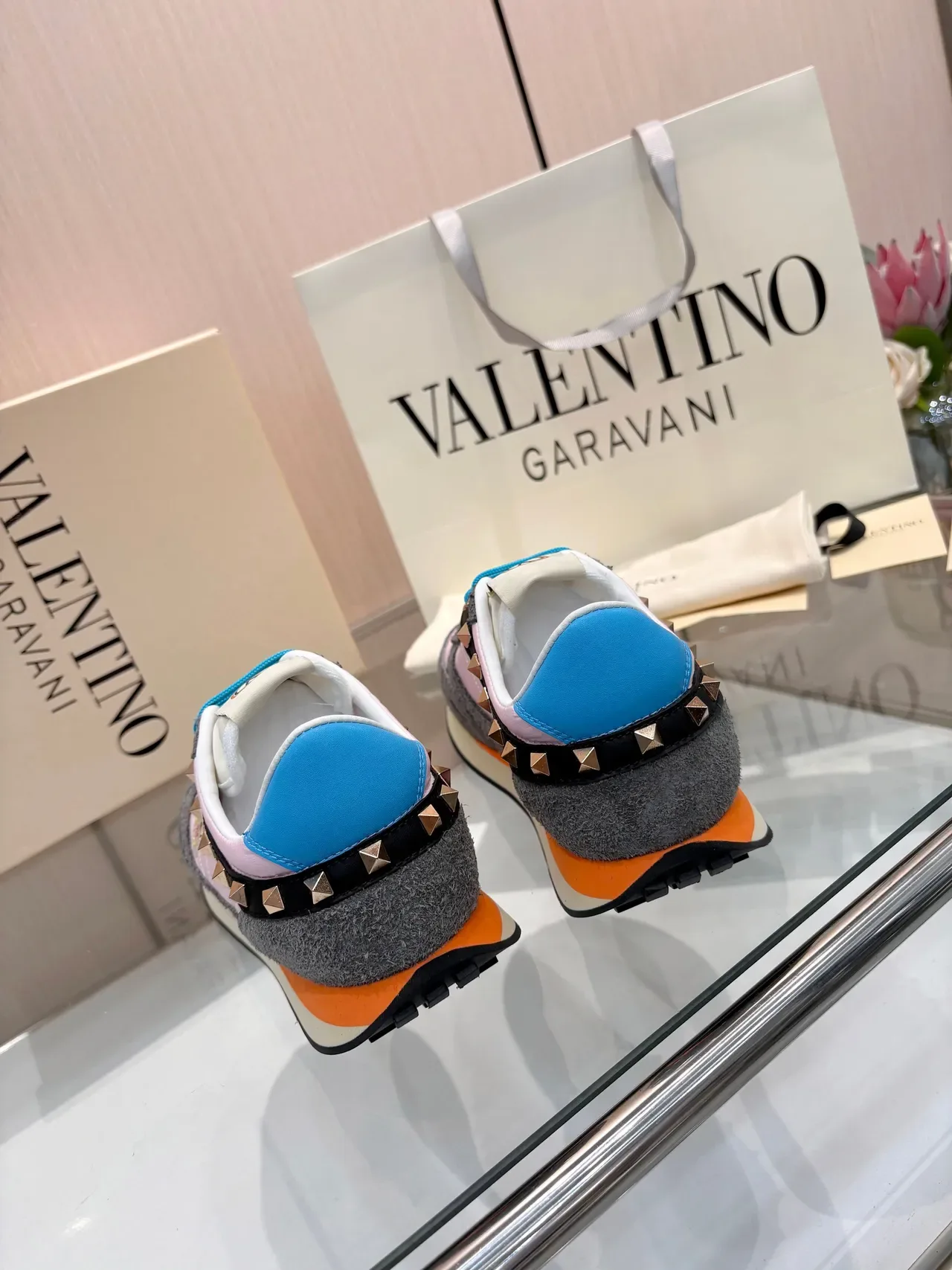 Valentino Rockstud Runner গোলাপি ধূসর সায়ন নারাঙ্গি লাইফস্টাইল স্নিকার 4