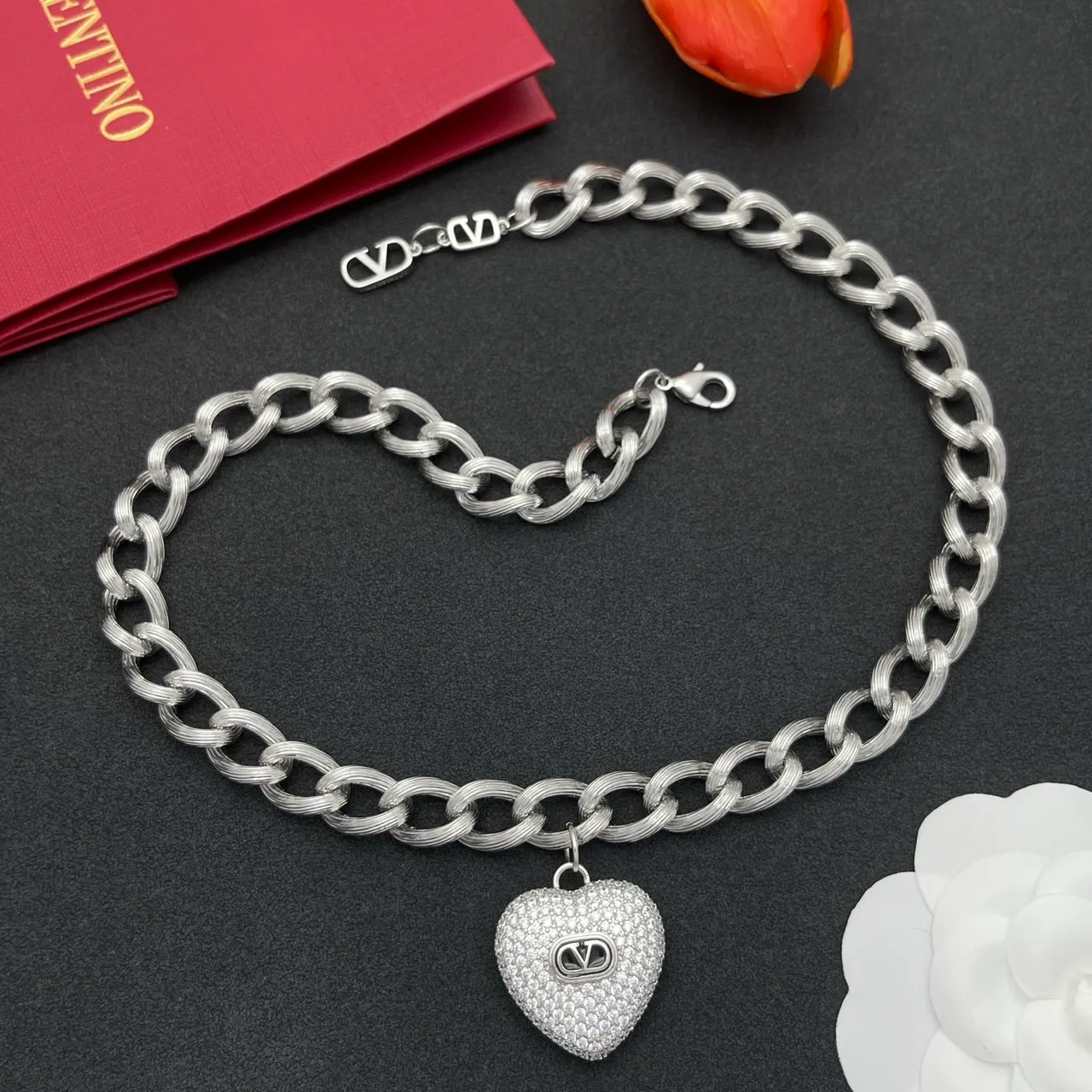 Collar con dije de corazón de Valentino en plata negra con cadena curb chunky Pavé-Set 8