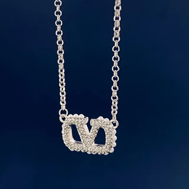 Valentino VLogo Crystal-Pavé Double-V collier pendentif 2