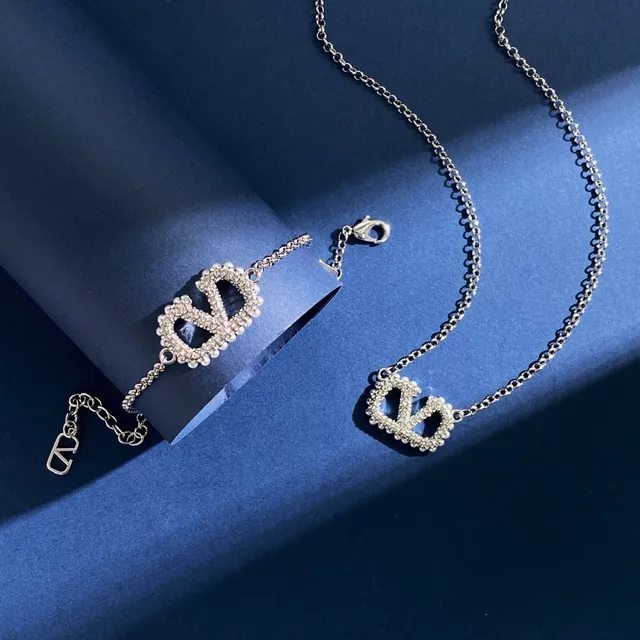 Valentino VLogo Crystal-Pavé Double-V collier pendentif 4