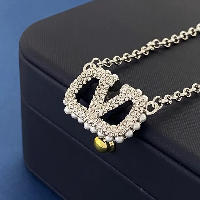 Valentino VLogo Crystal-Pavé Double-V collier pendentif 7
