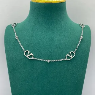 Valentino VLOGO রুপালী চেইন চার্মস হার