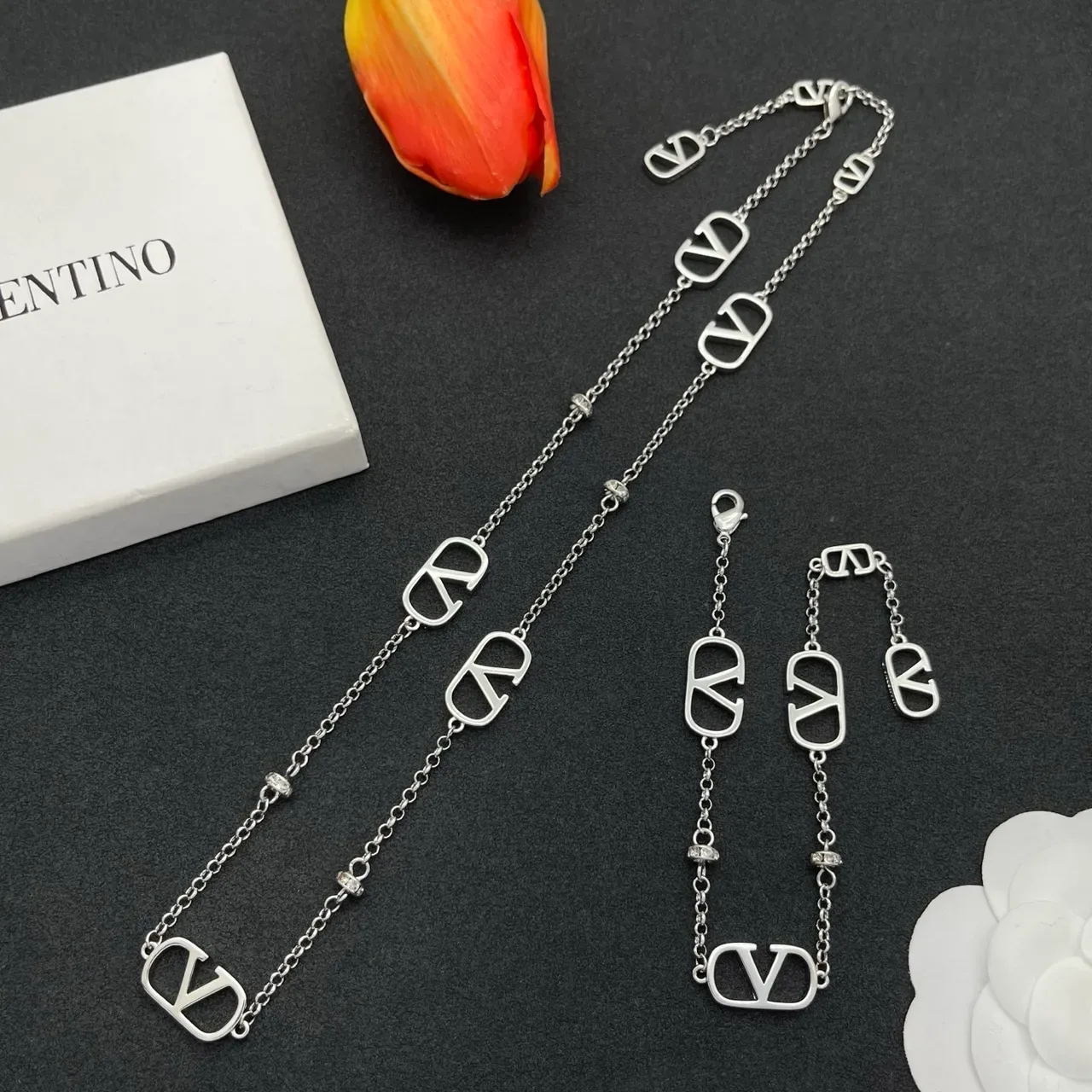 Valentino VLOGO রুপালী চেইন চার্মস হার 2