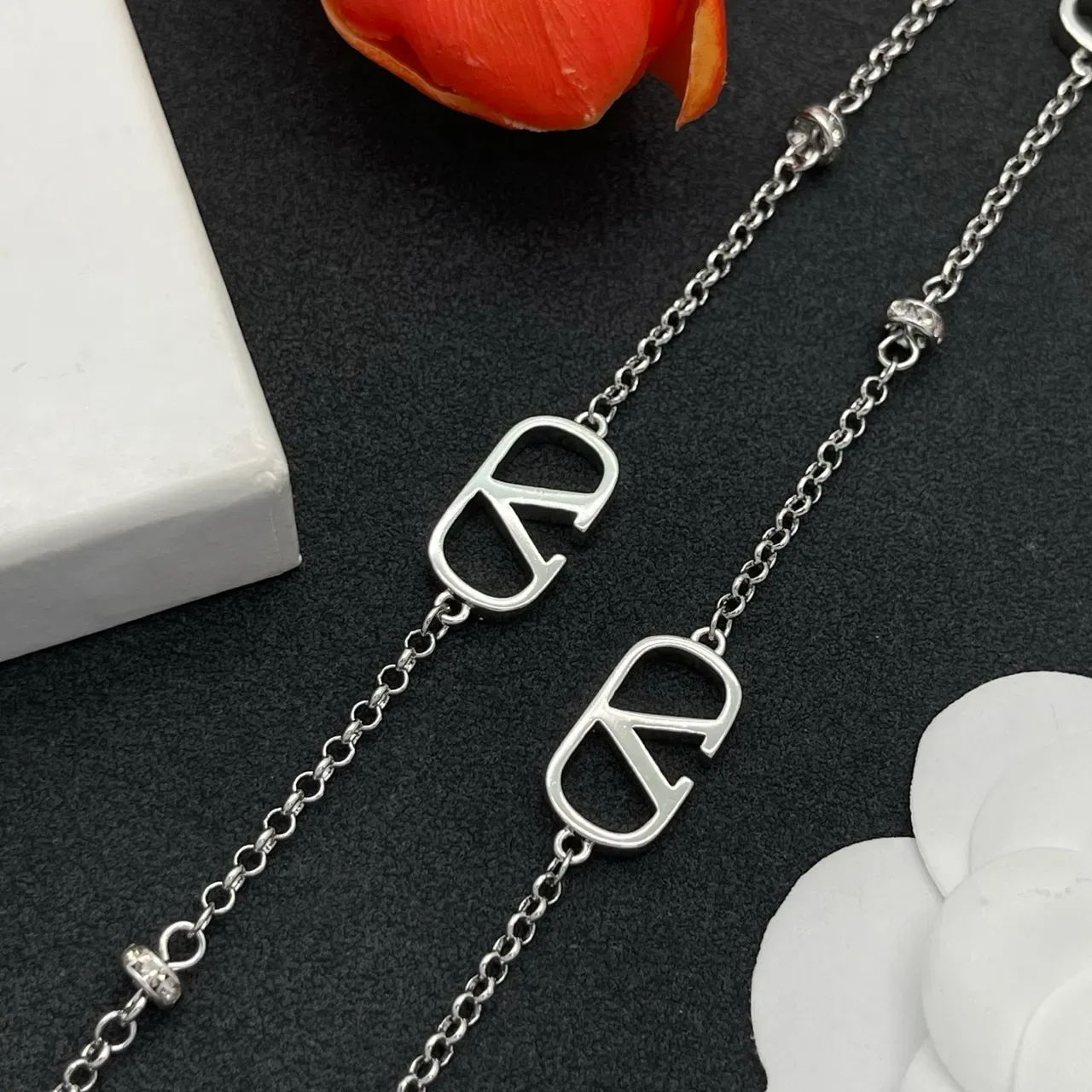 Valentino VLOGO রুপালী চেইন চার্মস হার 6