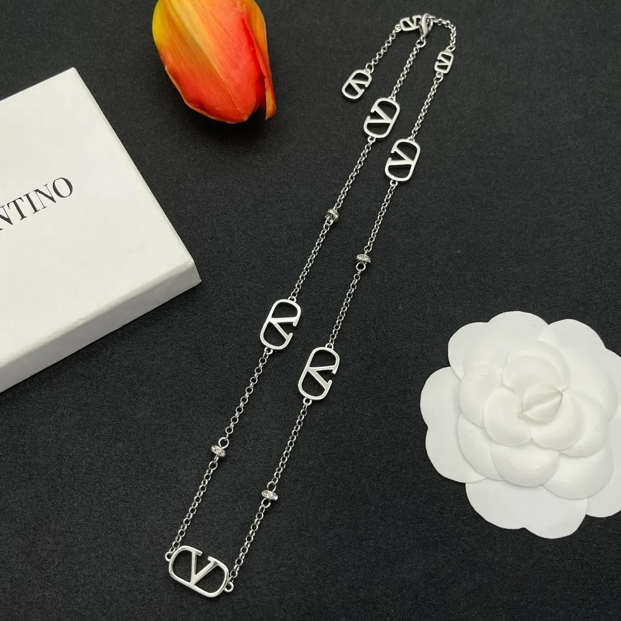 Valentino VLOGO রুপালী চেইন চার্মস হার 7