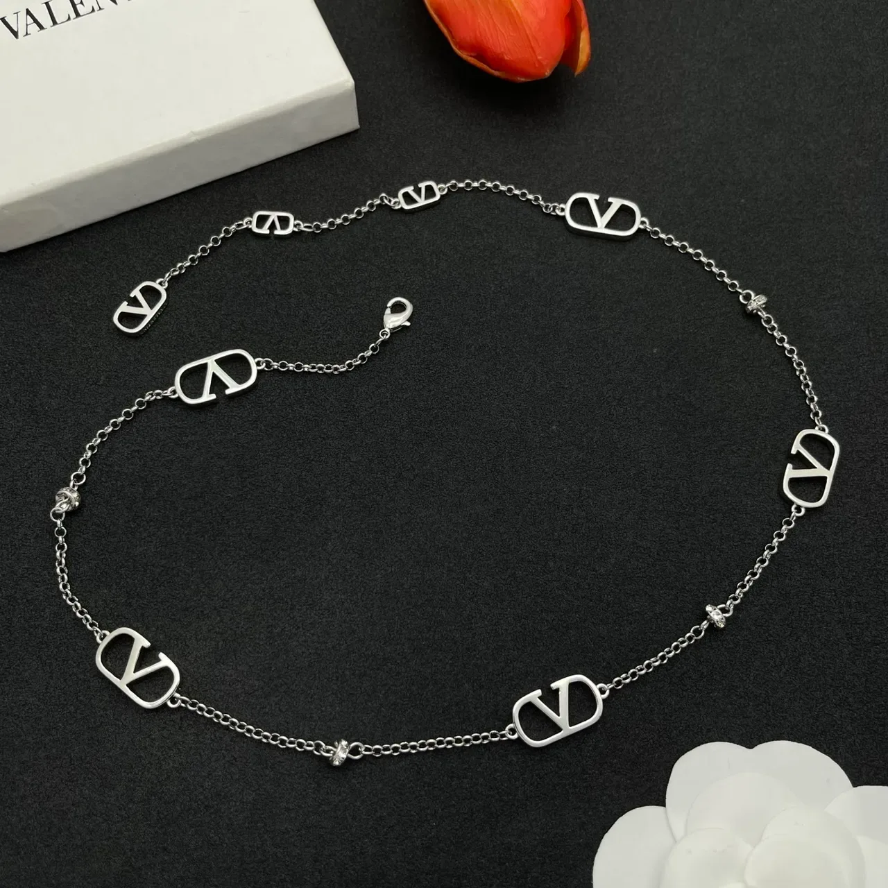 Valentino VLOGO রুপালী চেইন চার্মস হার 8