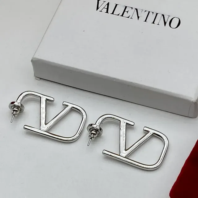 Valentino VLTN ওপেন-ফ্রেম V-শেপড স্টাড ইয়াররিংস 3