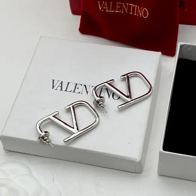 Valentino VLTN ওপেন-ফ্রেম V-শেপড স্টাড ইয়াররিংস 4