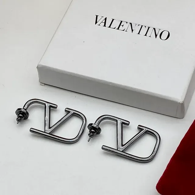 Valentino VLTN ওপেন-ফ্রেম V-শেপড স্টাড ইয়াররিংস 9