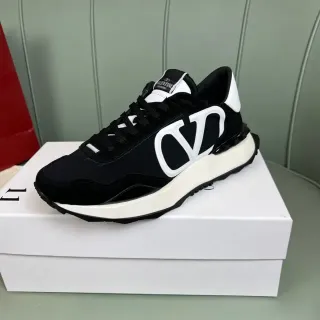 Valentino VLTN Runner काला और सफेद लाइफस्टाइल स्नीकर