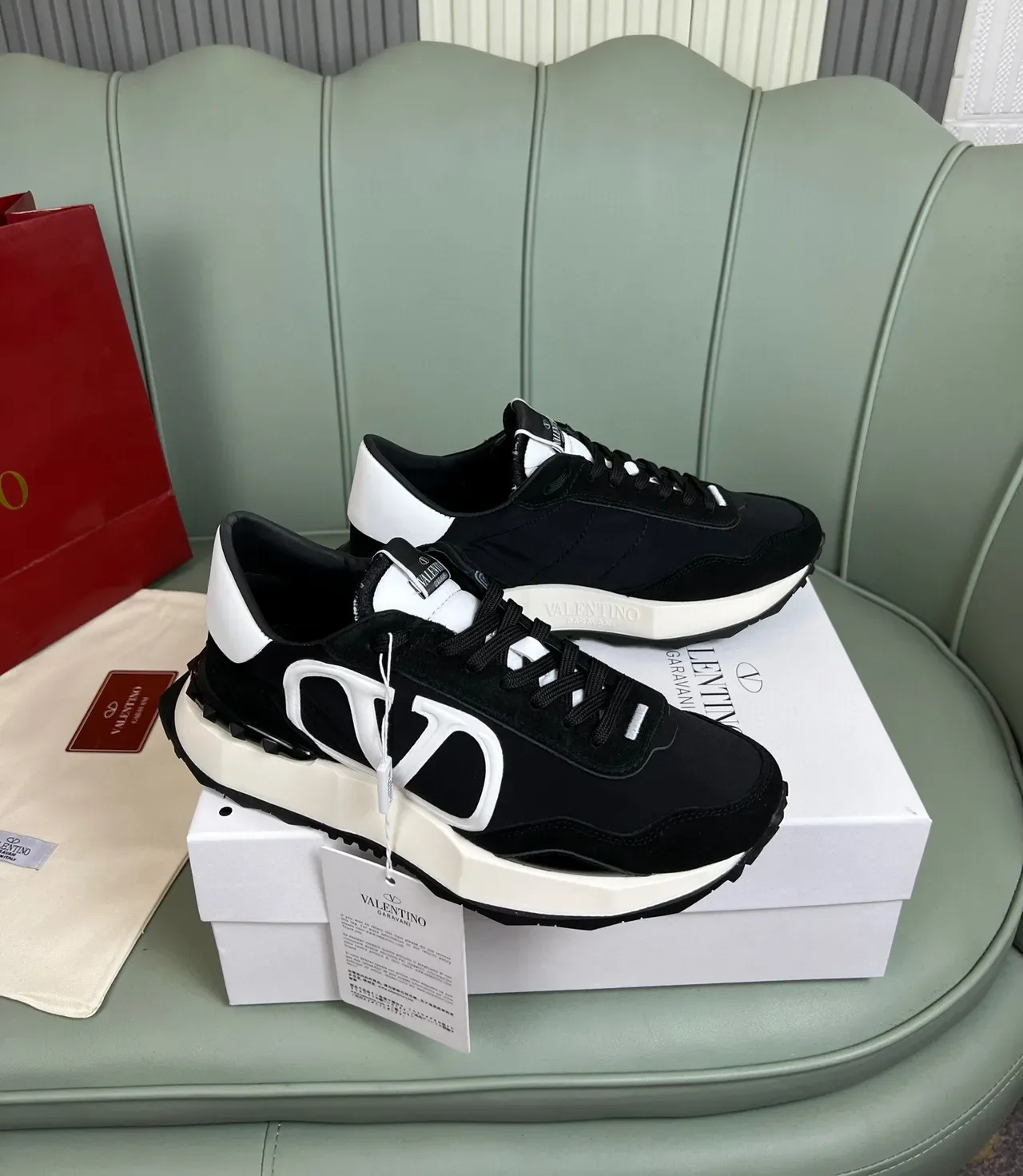 Valentino VLTN Runner 黑白生活方式运动鞋 8