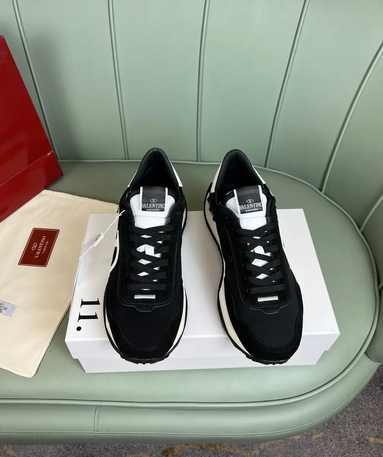 Valentino VLTN Runner 黑白生活方式运动鞋 9