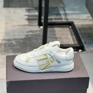 Valentino VLTN tênis branco dourado couro texturizado detalhe tira tênis lifestyle