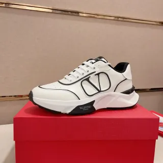 Valentino VLTN সাদা ও কালো চংকি স্নিকার