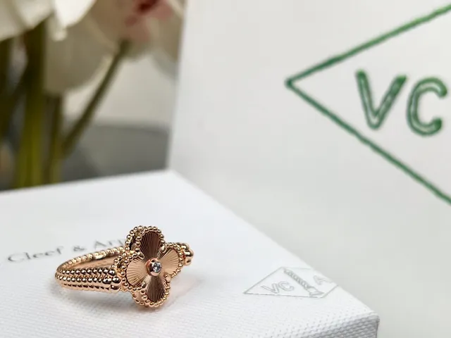 Van Cleef & Arpels Alhambra خاتم إنليت أزرق ذهب وردي 6