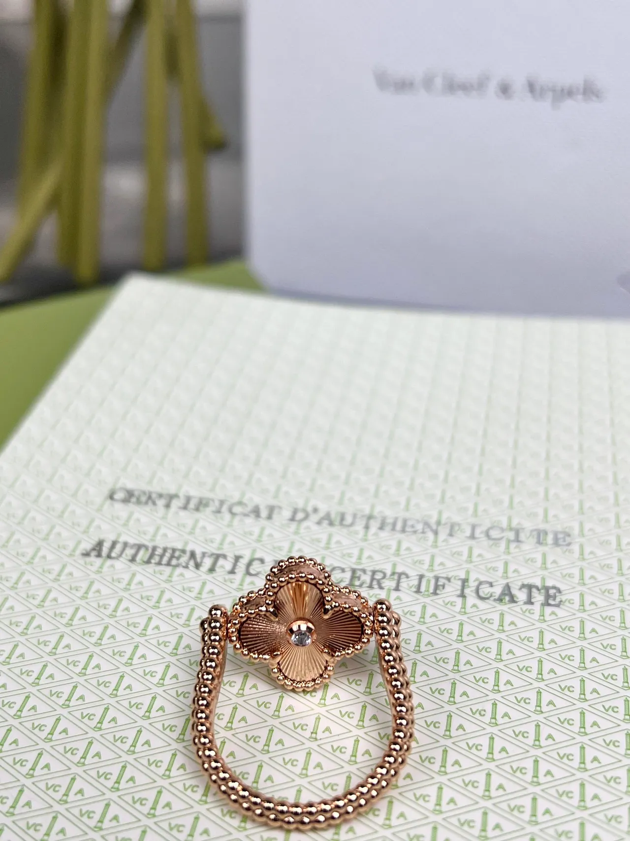 Van Cleef & Arpels Alhambra خاتم إنليت أزرق ذهب وردي 9