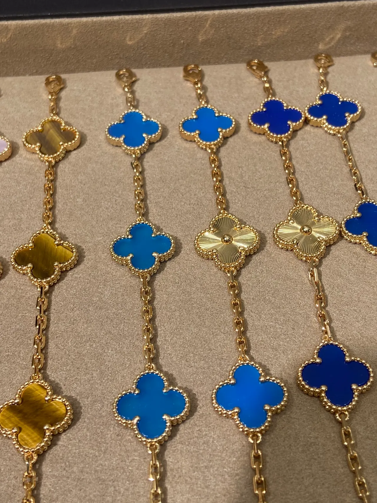 Van Cleef & Arpels Alhambra 多彩镶嵌金色手链 3
