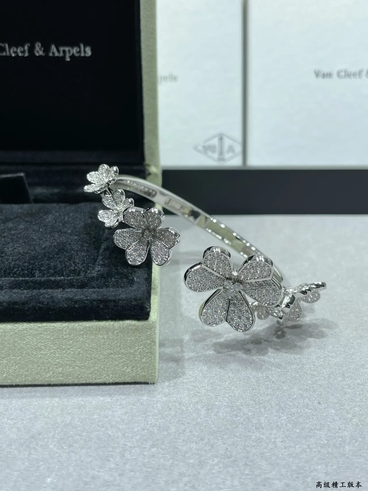 Van Cleef & Arpels अल्हामब्रा-प्रेरित Pavé Floral ब्रेसलेट 3