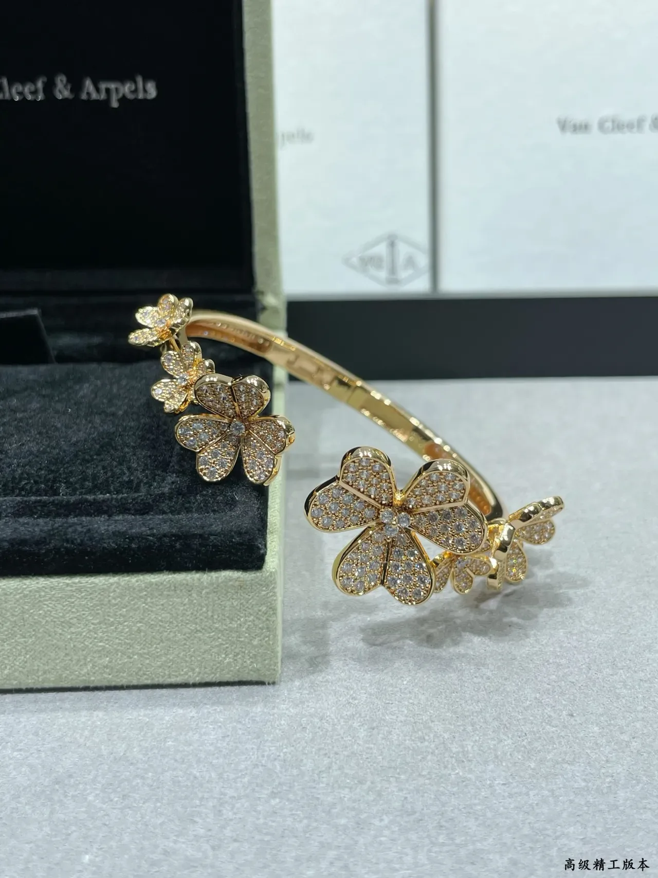 Van Cleef & Arpels अल्हामब्रा-प्रेरित Pavé Floral ब्रेसलेट 4