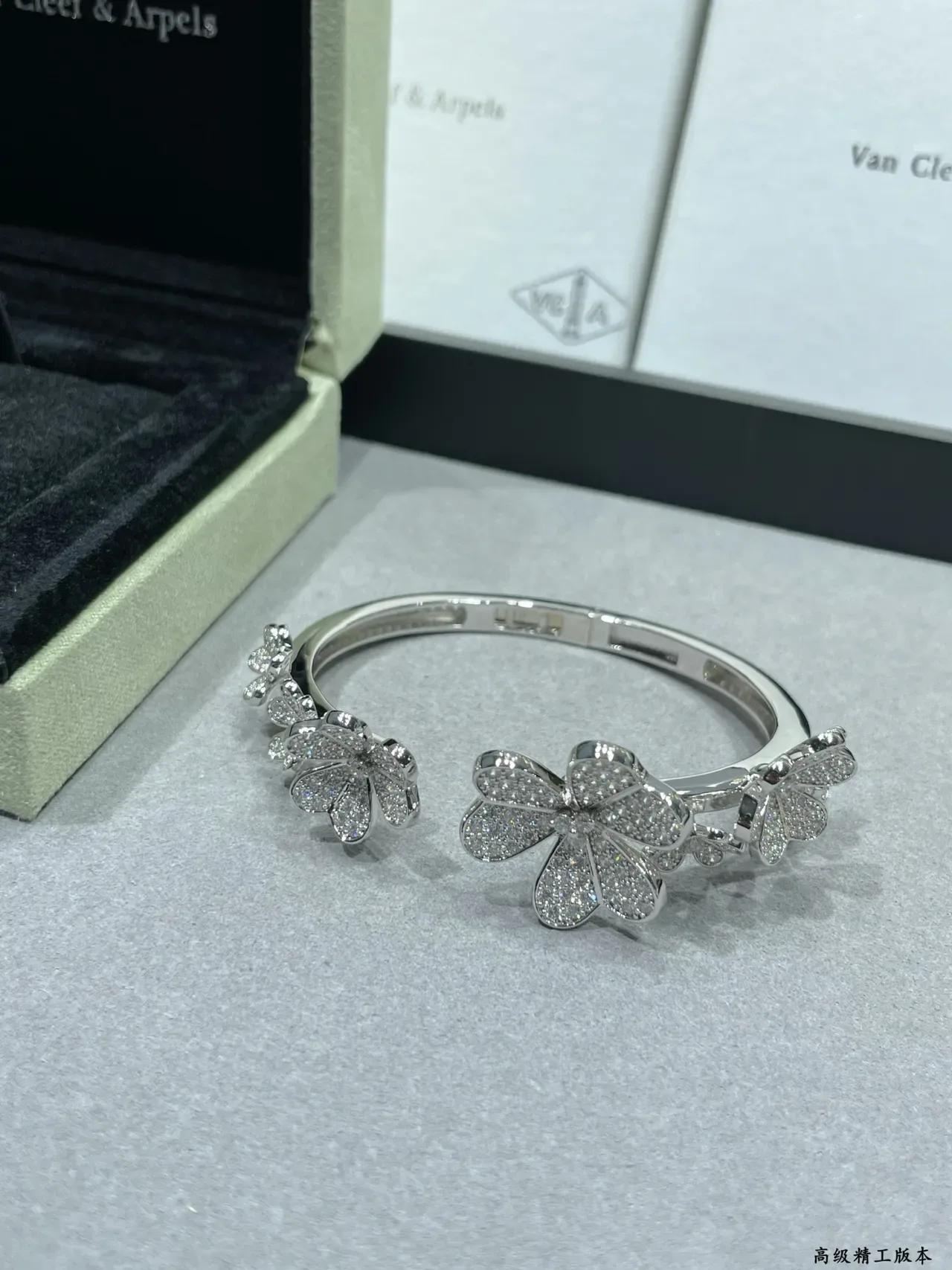 Van Cleef & Arpels अल्हामब्रा-प्रेरित Pavé Floral ब्रेसलेट 5