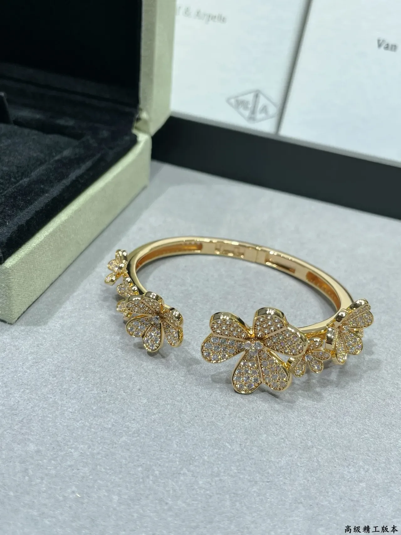 Van Cleef & Arpels अल्हामब्रा-प्रेरित Pavé Floral ब्रेसलेट 6