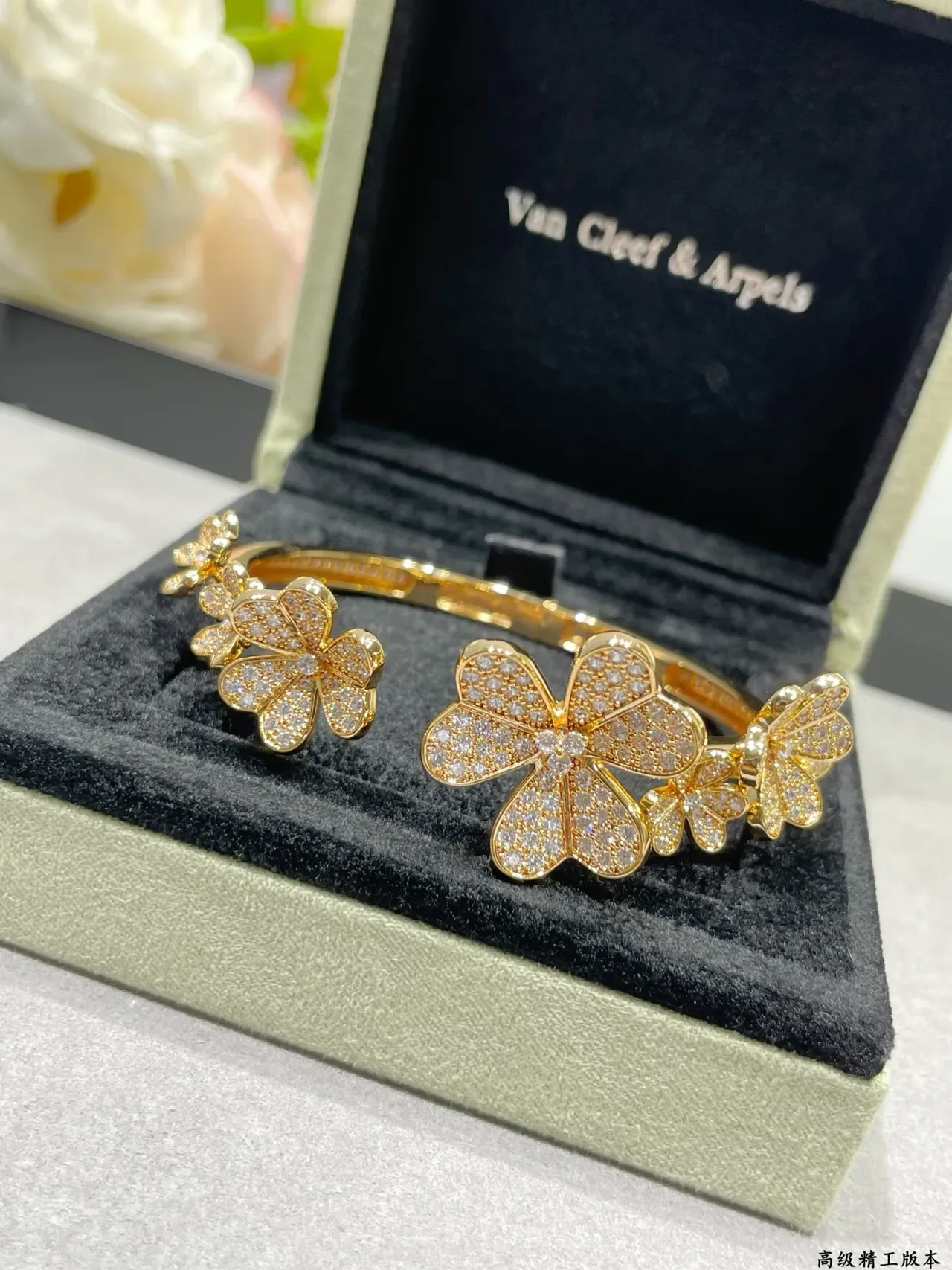 Van Cleef & Arpels अल्हामब्रा-प्रेरित Pavé Floral ब्रेसलेट 7