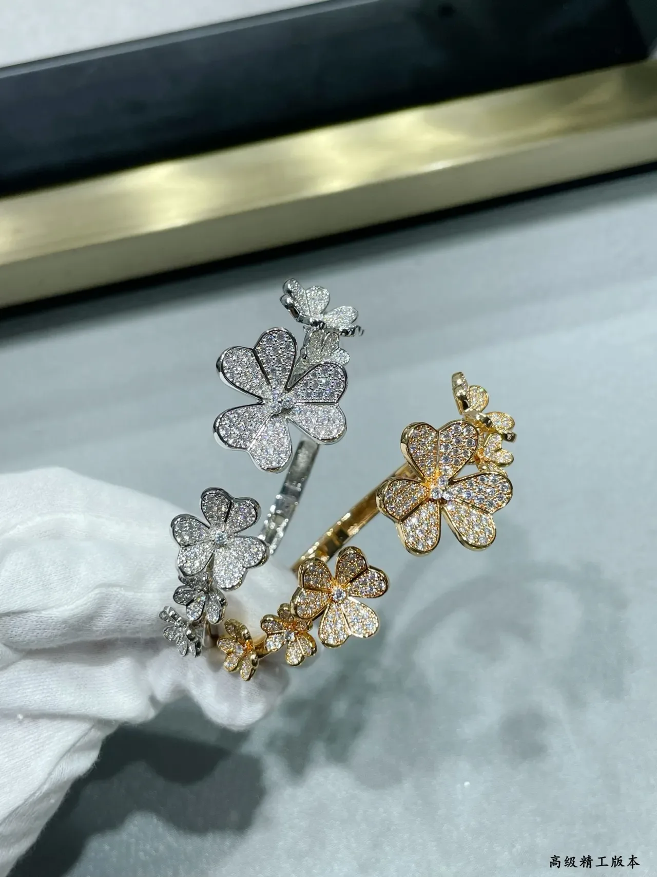 Van Cleef & Arpels अल्हामब्रा-प्रेरित Pavé Floral ब्रेसलेट 8