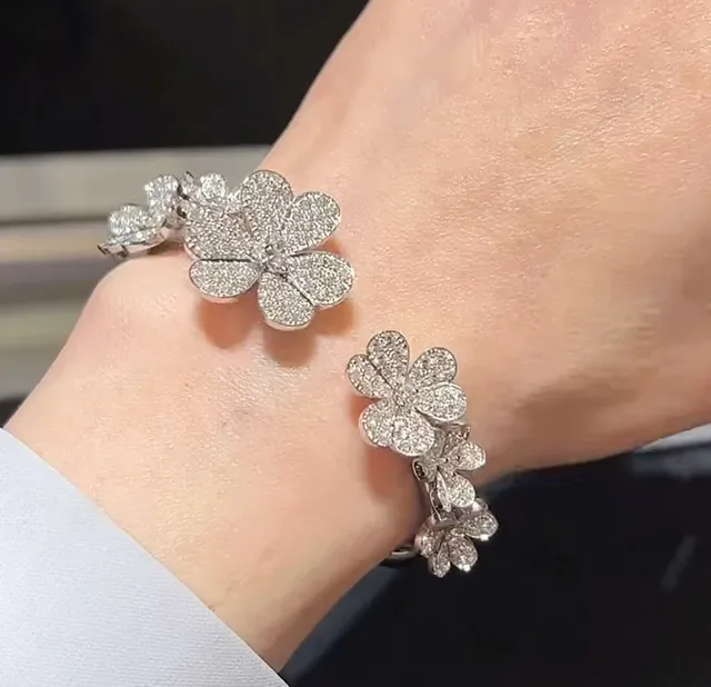 Van Cleef & Arpels अल्हामब्रा-प्रेरित Pavé Floral ब्रेसलेट 9