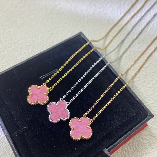 Van Cleef & Arpels Alhambra गुलाबी पत्थर चारपत्ती पेंडेंट नेकलेस 3