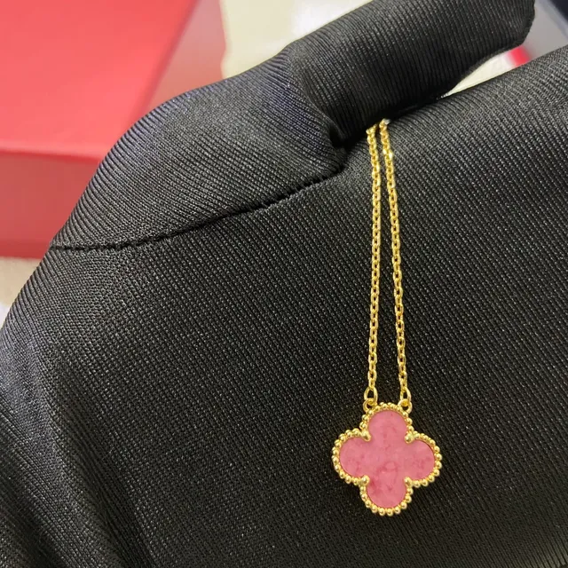 Van Cleef & Arpels Alhambra गुलाबी पत्थर चारपत्ती पेंडेंट नेकलेस 4
