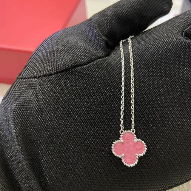 Van Cleef & Arpels Alhambra गुलाबी पत्थर चारपत्ती पेंडेंट नेकलेस 5
