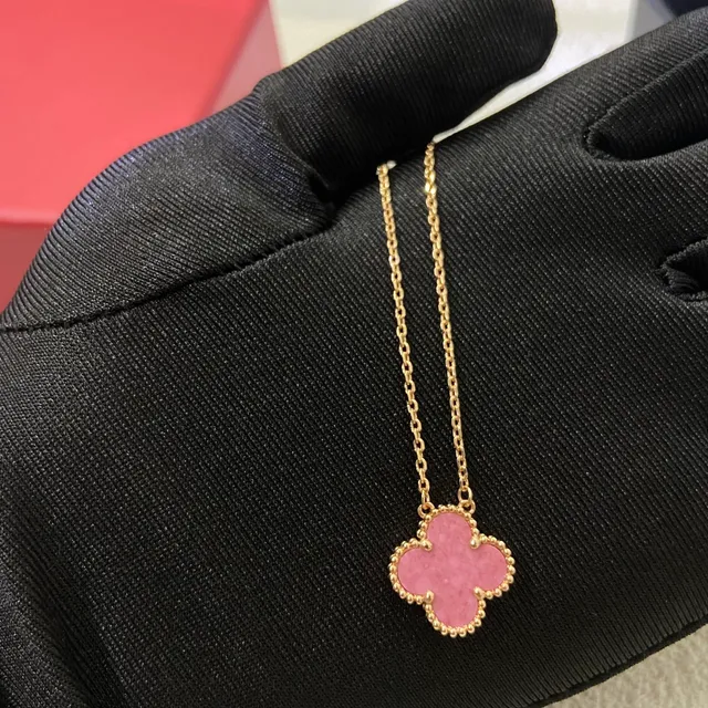 Van Cleef & Arpels Alhambra गुलाबी पत्थर चारपत्ती पेंडेंट नेकलेस 6
