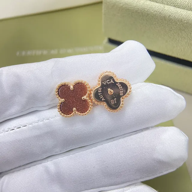 Van Cleef & Arpels त्रिफली आकार की चमकदार एनामेल मोती स्टड ईयरिंग्स 2