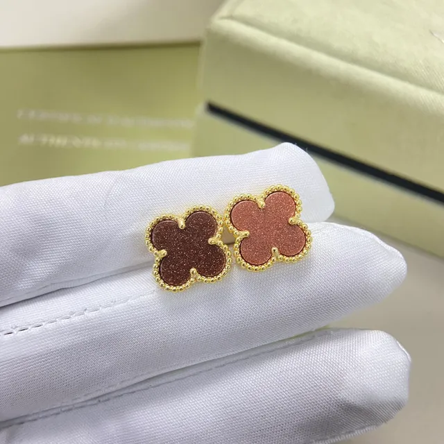 Van Cleef & Arpels त्रिफली आकार की चमकदार एनामेल मोती स्टड ईयरिंग्स 3