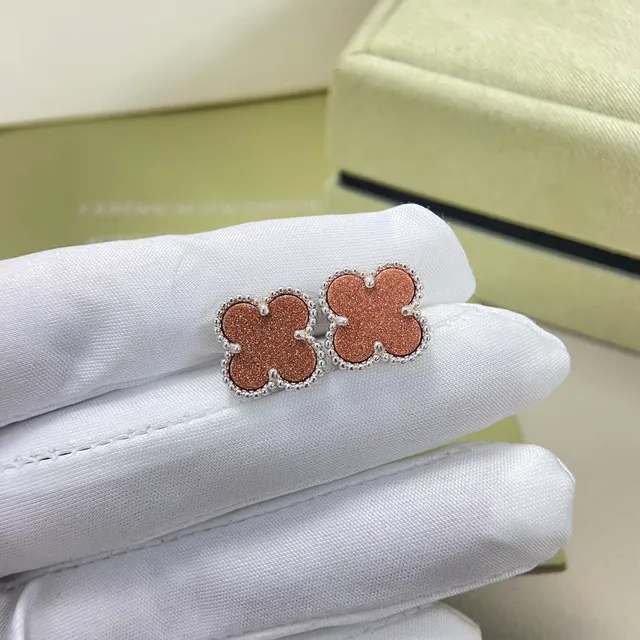 Van Cleef & Arpels त्रिफली आकार की चमकदार एनामेल मोती स्टड ईयरिंग्स 4