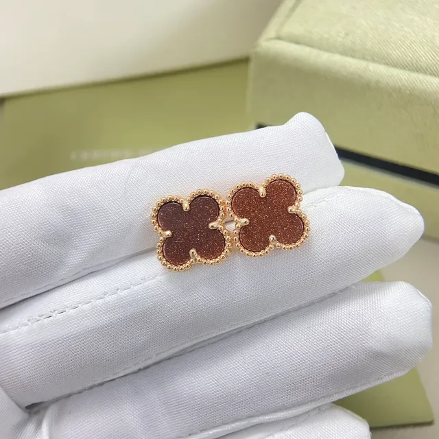 Van Cleef & Arpels त्रिफली आकार की चमकदार एनामेल मोती स्टड ईयरिंग्स 5