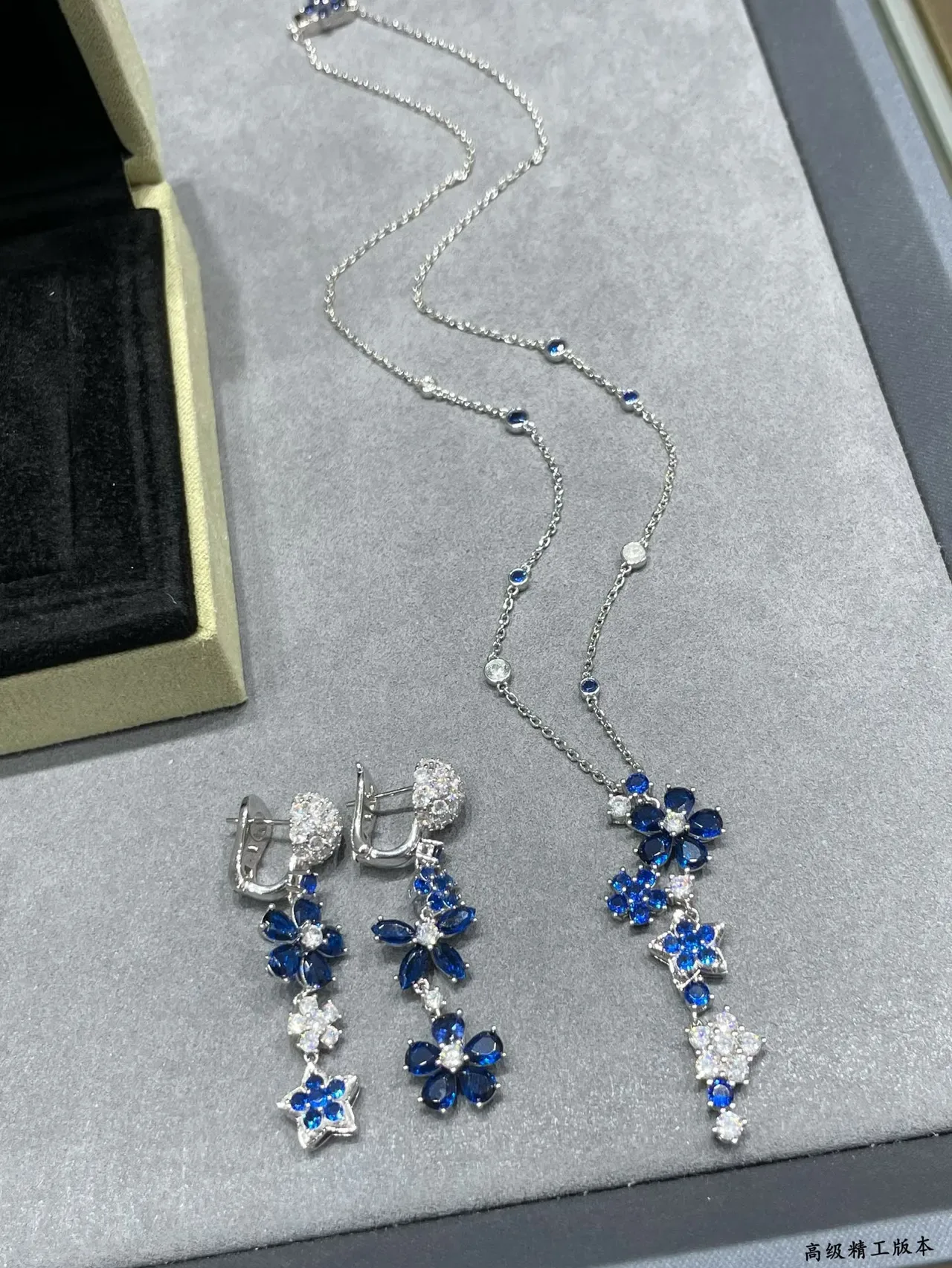Van Cleef & Arpels Floral Cascade Collier en Saphir et Diamant 4