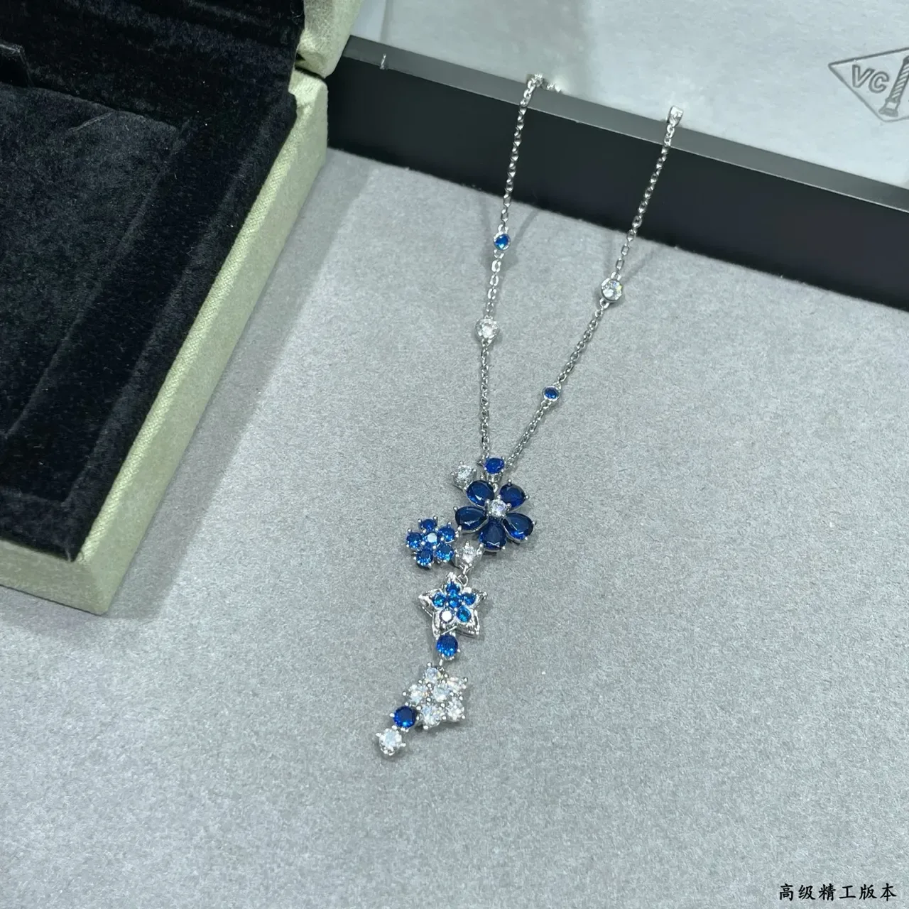 Van Cleef & Arpels Colgante gota con motivo floral estrella zafiro azul y piedra blanca 4