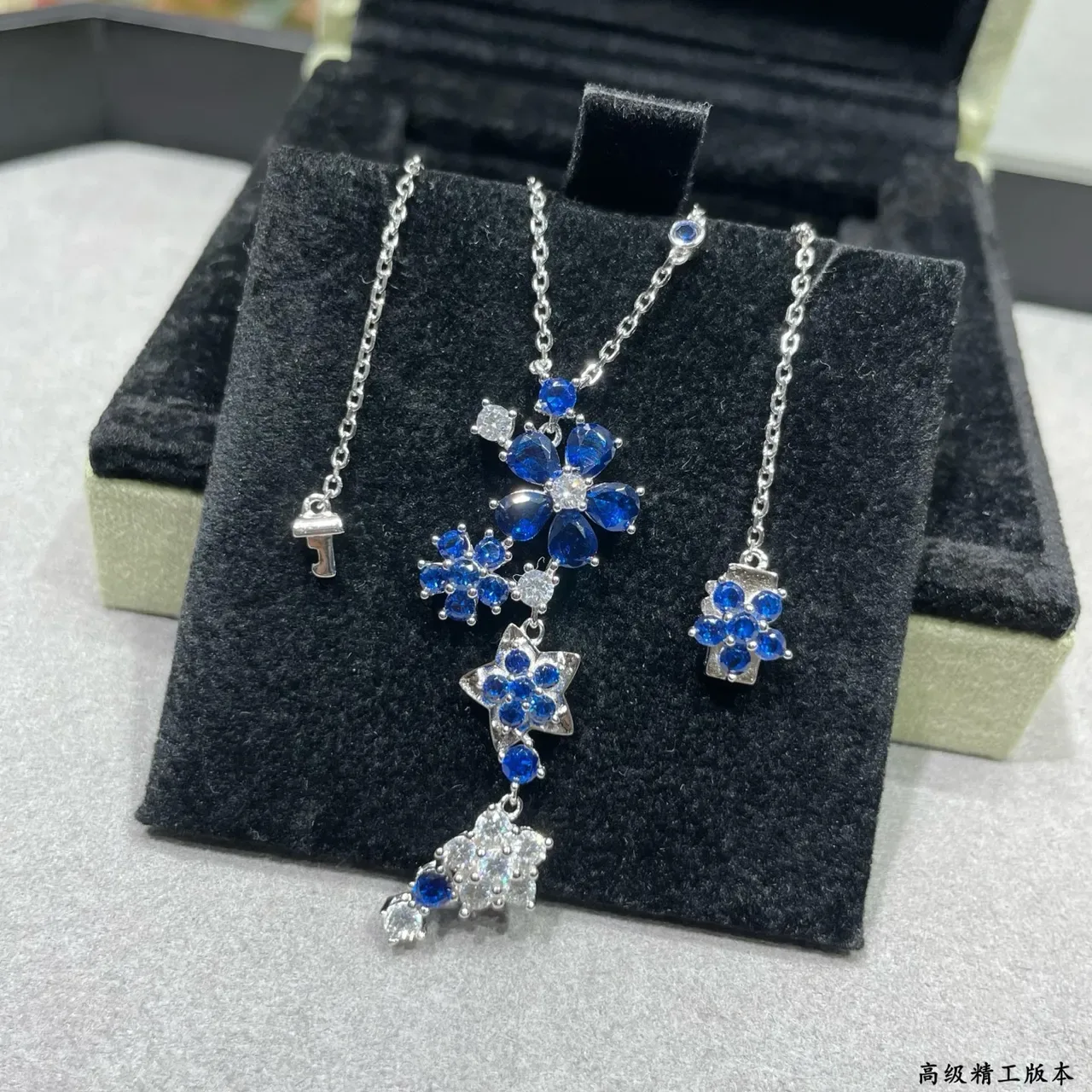 Van Cleef & Arpels Colgante gota con motivo floral estrella zafiro azul y piedra blanca 5