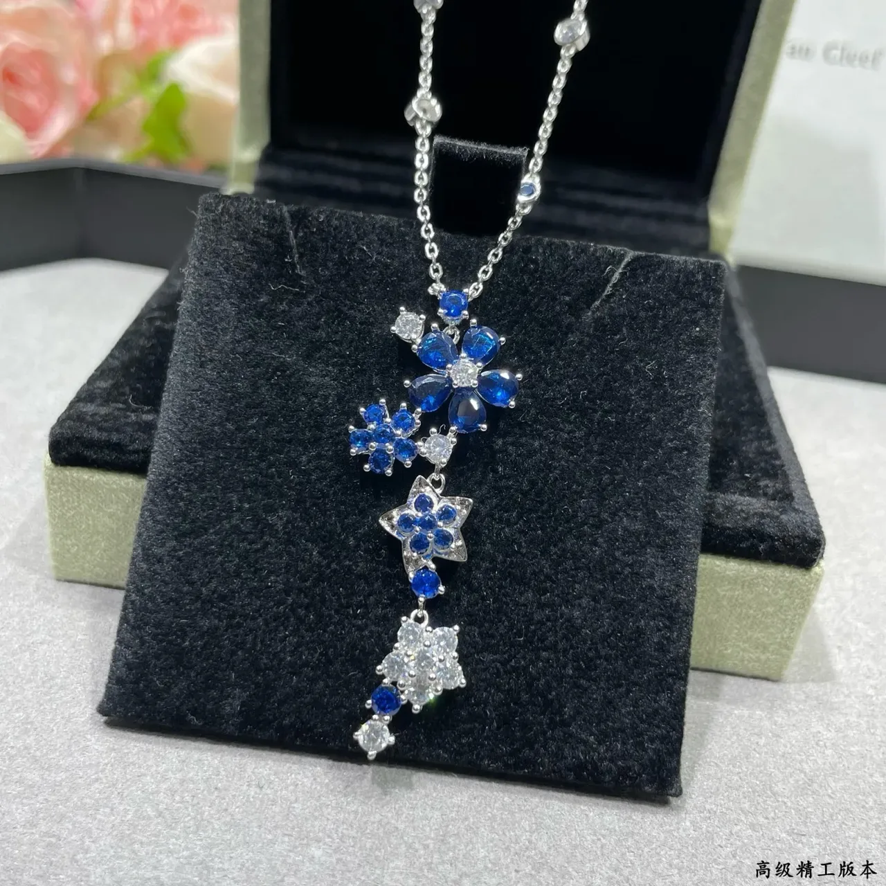 Van Cleef & Arpels Colgante gota con motivo floral estrella zafiro azul y piedra blanca 6