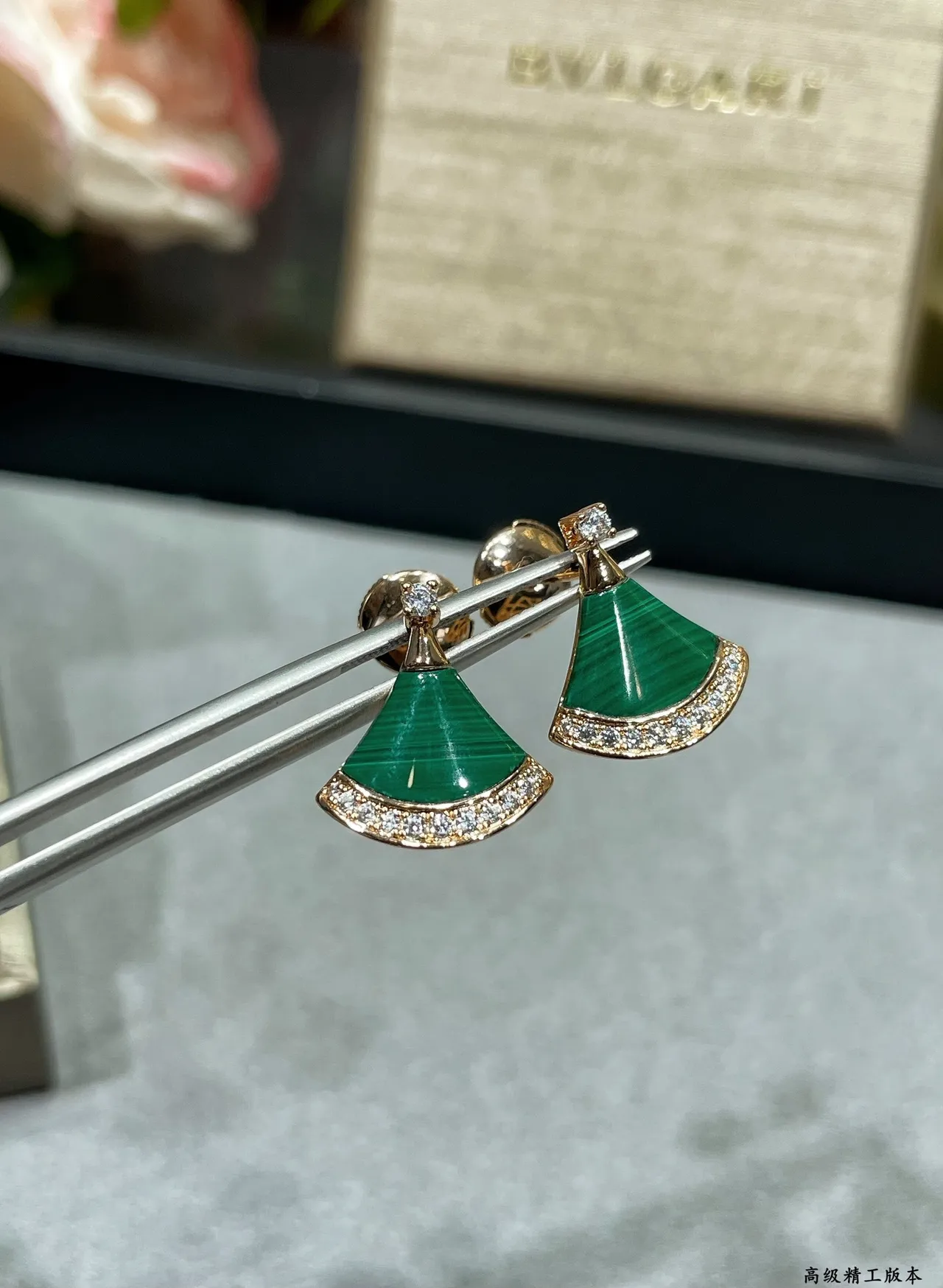 Van Cleef & Arpels Pavé Alhambra Malachite 扇形耳环 3