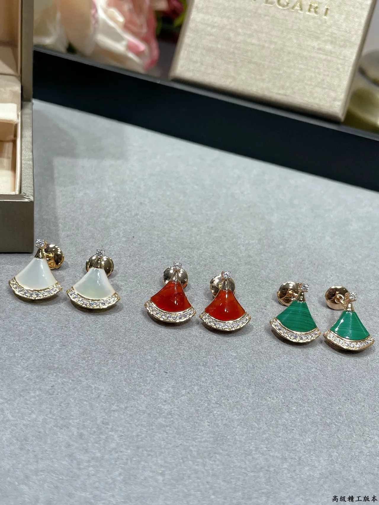 Van Cleef & Arpels Pavé Alhambra Malachite 扇形耳环 5