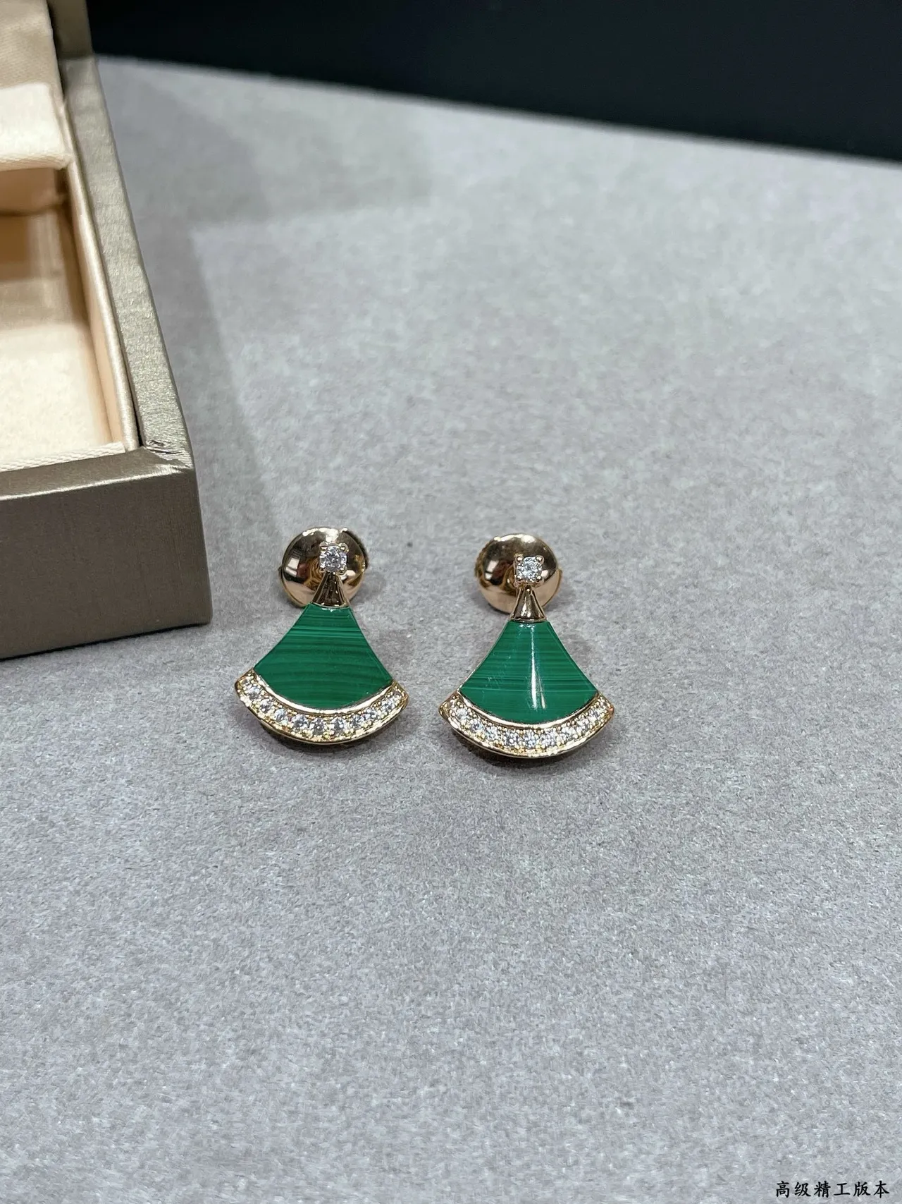 Van Cleef & Arpels Pavé Alhambra Malachite 扇形耳环 7