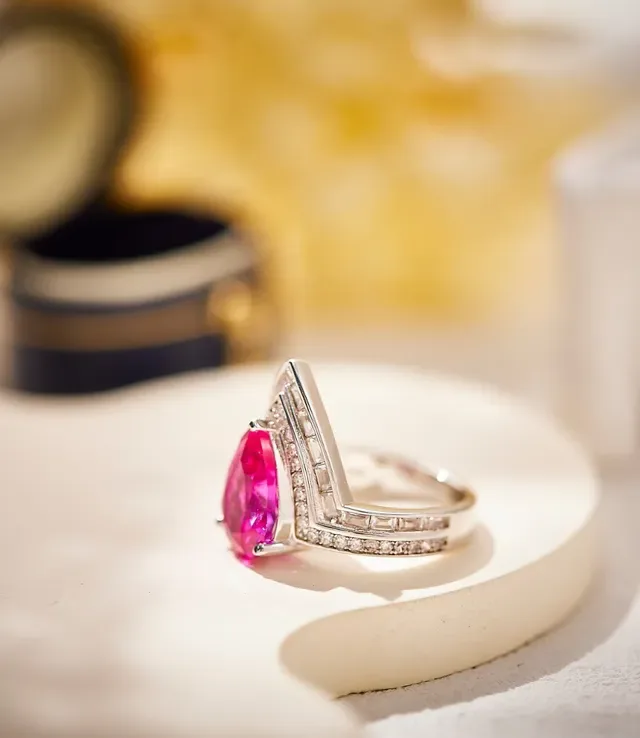 Van Cleef & Arpels خاتم هالو الماسي بحجر وردي شكل اللوز 2