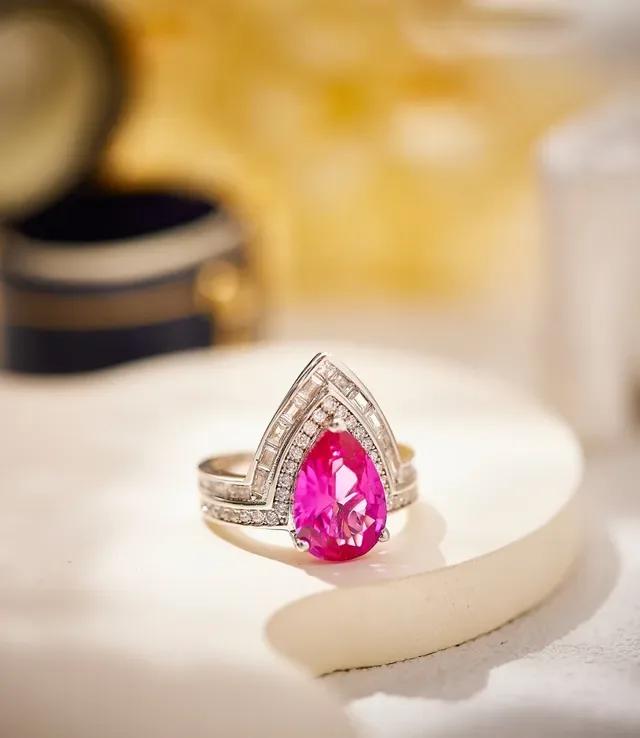 Van Cleef & Arpels خاتم هالو الماسي بحجر وردي شكل اللوز 3