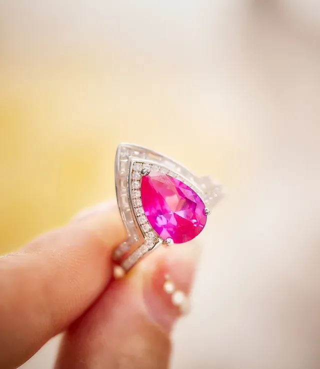 Van Cleef & Arpels خاتم هالو الماسي بحجر وردي شكل اللوز 4