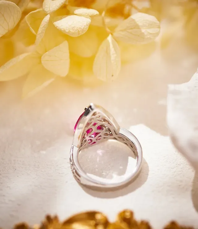 Van Cleef & Arpels خاتم هالو الماسي بحجر وردي شكل اللوز 5