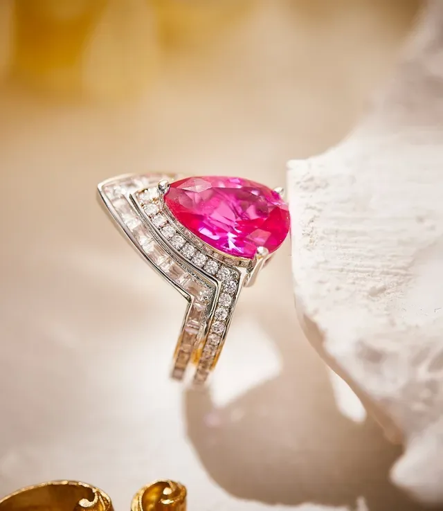 Van Cleef & Arpels خاتم هالو الماسي بحجر وردي شكل اللوز 6